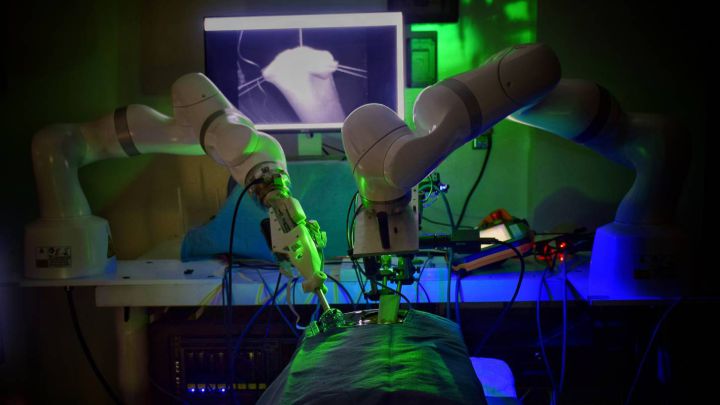 Un robot realiza una complicada operación sin ayuda humana