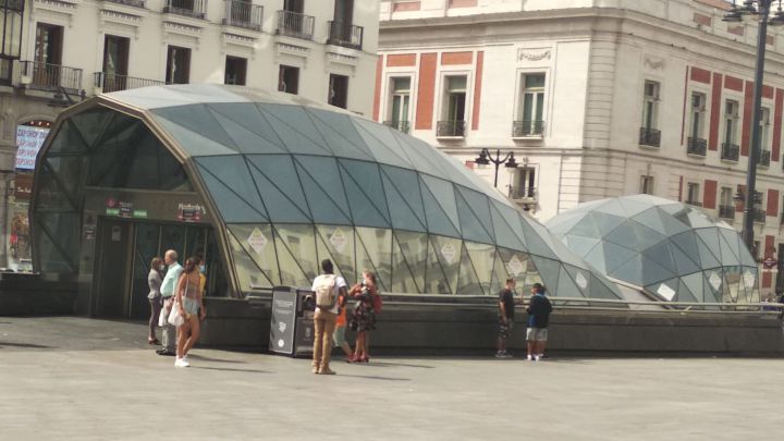 El motivo por el que Madrid retirará la 'ballena' de la Renfe de la Puerta del Sol