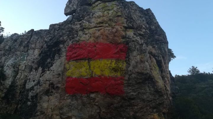 Destrozan pinturas rupestres en Ciudad Real tras pintar una enorme bandera de España