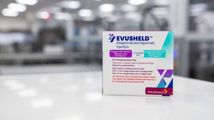 Sanidad aprueba el fármaco Evusheld de AstraZeneca contra la COVID-19: ¿a quiénes se les administrará?