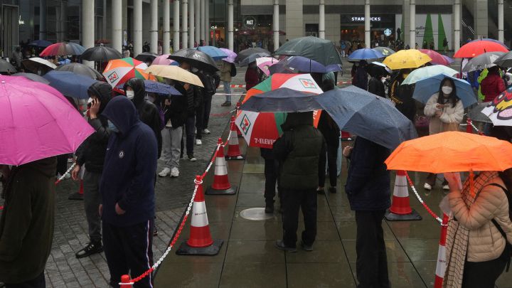 Un prestigioso experto español avisa de que una séptima ola nos arrollaría