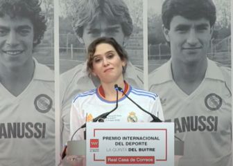 Ayuso se pone la camiseta del Madrid en plena guerra con Casado