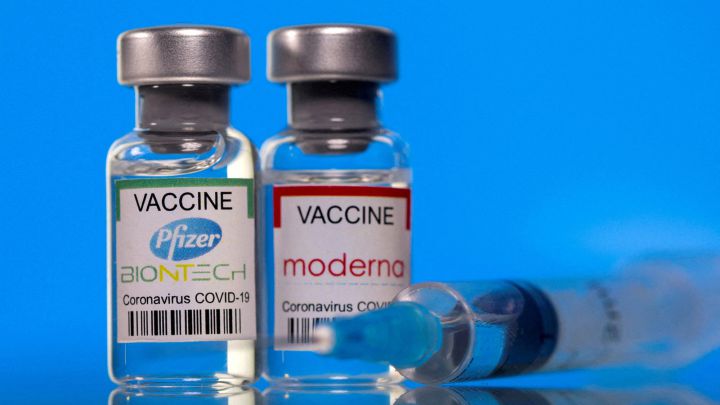 Los efectos secundarios de la tercera dosis de las vacunas de Moderna y Pfizer de mayor a menor