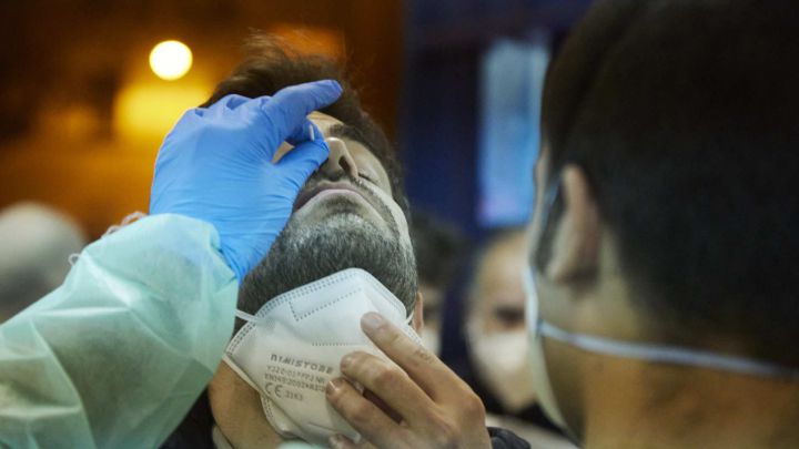 Los nueve síntomas de Ómicron que afectan a los vacunados