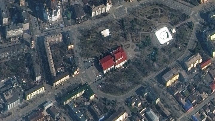 El teatro de Mariúpol usado como refugio resiste al ataque de Rusia