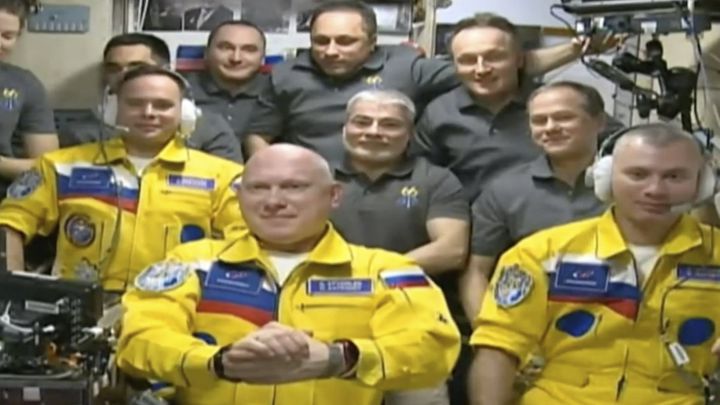 La razón por la que los astronautas rusos vistieron los trajes amarillos de la polémica