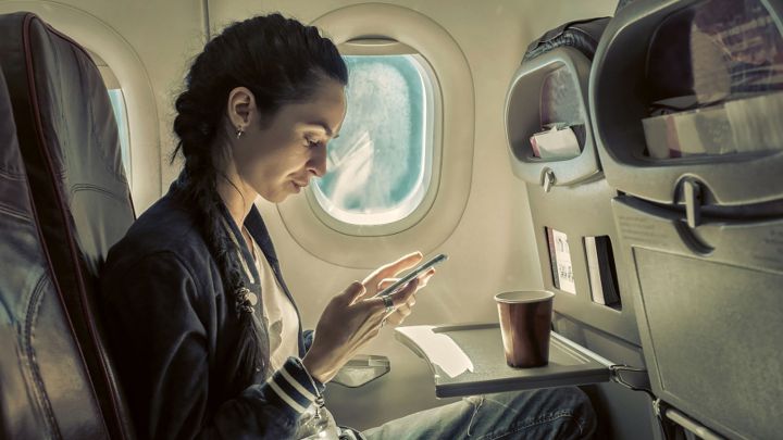 ¿Por qué hay que apagar los dispositivos móviles cuando estamos en un avión?