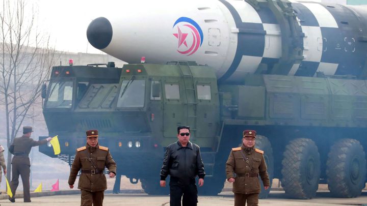 El 'look' de Kim Jong-Un para lanzar el misil norcoreano Hwasong-17