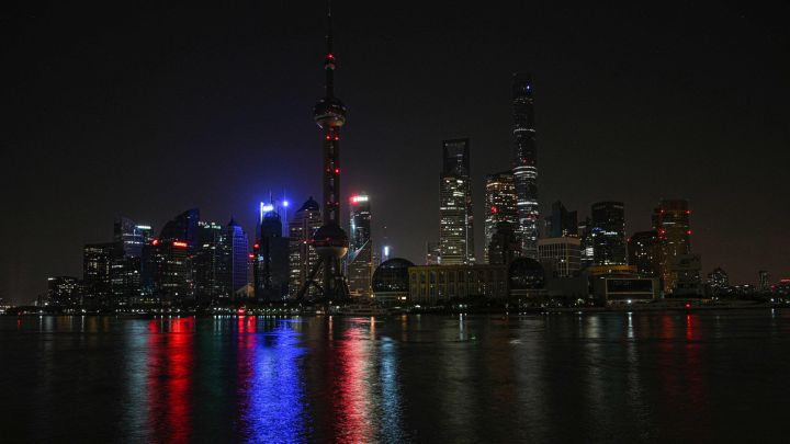 China confina Shanghái, la ciudad más poblada del país