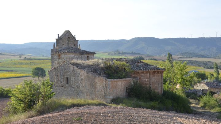 La aldea de 50 viviendas e iglesia que se vende por 350.000 euros