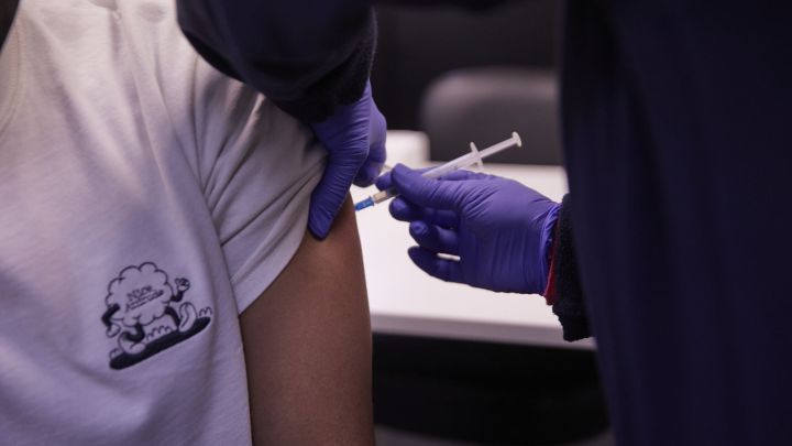 Un hombre de 60 años se vacuna 90 veces contra la COVID