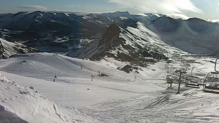 Imagen de las pistas de la estación de esquí de San Isidro desde la webcam de la estación.
