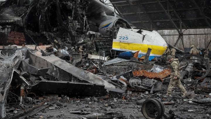 Las impactantes imágenes de la destrucción del avión más grande del mundo