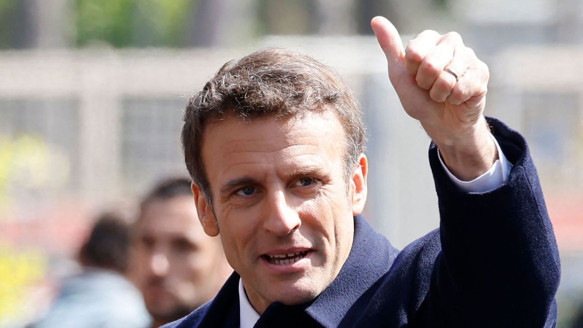 What ideology does Macron have with ‘En Marche!’  And what was his profession before becoming a politician?