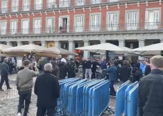 Enfrentamientos en la plaza mayor entre hinchas del Chelsea y del Manchester City