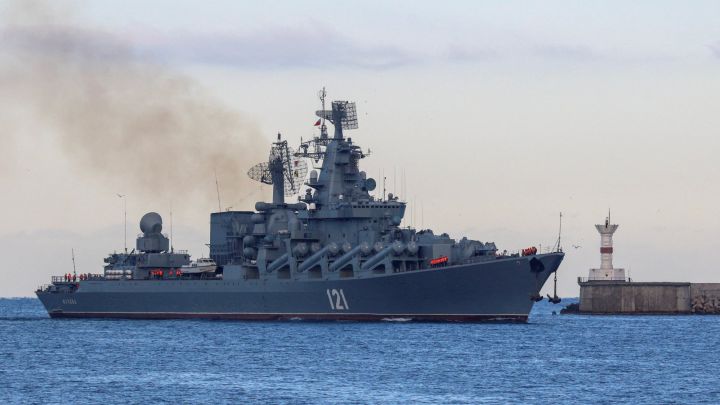 El buque insignia ruso se hunde
