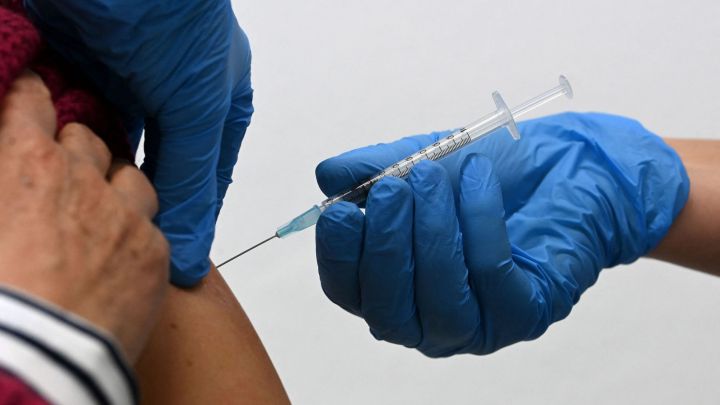 Los efectos secundarios de la tercera dosis de la vacuna de Moderna de mayor a menor