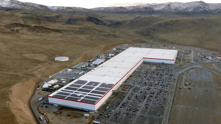 Tesla encierra en \'bucle cerrado\' a sus trabajadores en Shanghai: dormirán en el suelo
