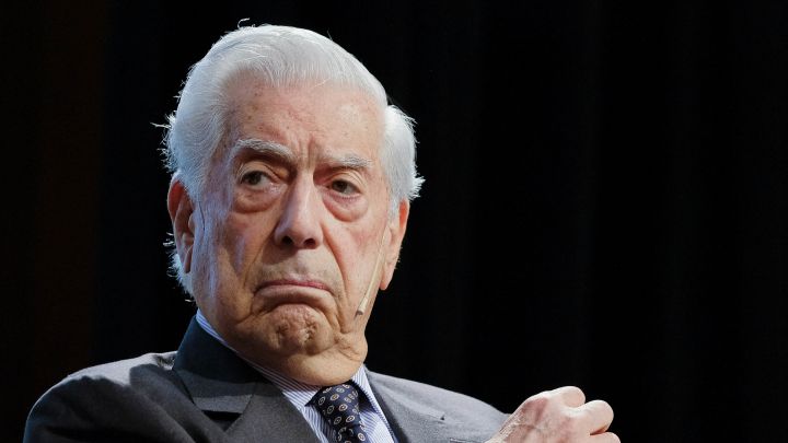 Mario Vargas Llosa, hospitalizado por COVID