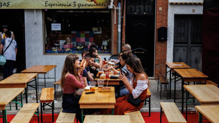 ¿Pueden cobrarte un porcentaje extra por comer en la terraza de un restaurante?