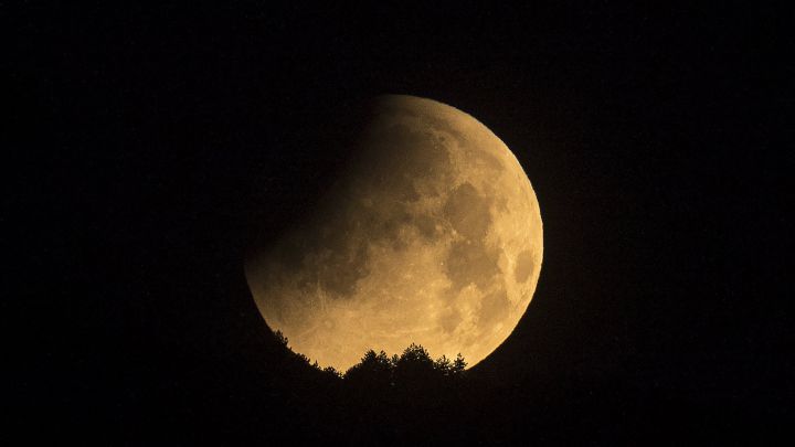 ¿Cuándo es el próximo eclipse que veremos en España y por qué hay tan pocos?
