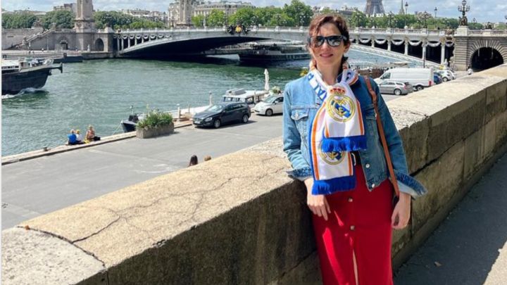 Isabel Díaz Ayuso se pasea por París de rojo y con la bufanda del Real Madrid