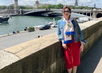 Isabel Díaz Ayuso se pasea por París de rojo y con la bufanda del Real Madrid