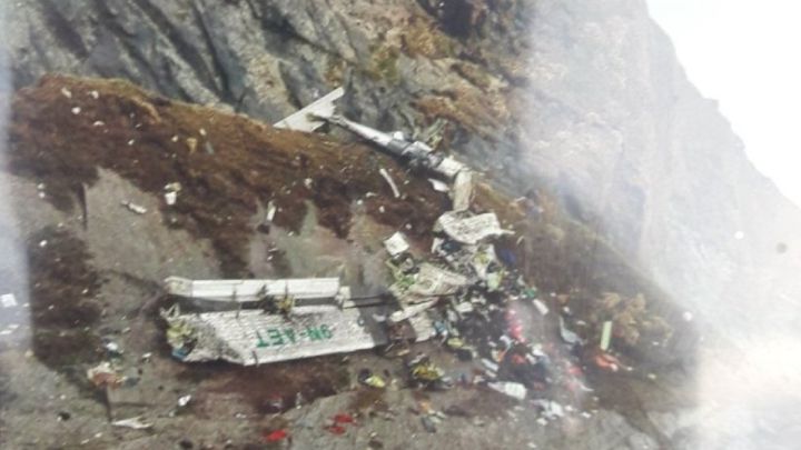 Localizan los restos del avión desaparecido en Nepal