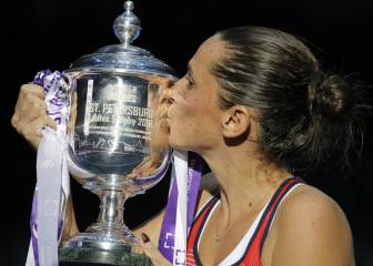 Vinci defeats Bencic to claim Saint Petersburg title