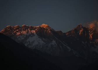 Nepal extends climbing permits for Everest
