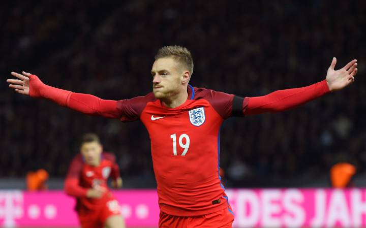 Vardy hopes England exploits help Leicester title bid