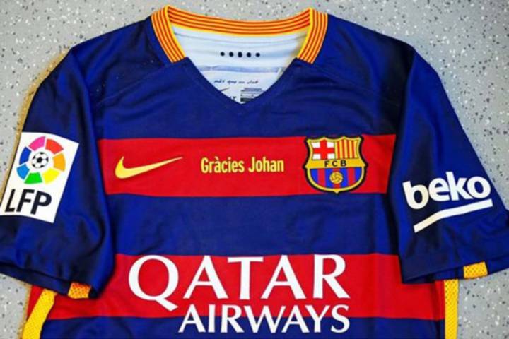 johan cruyff barcelona jersey