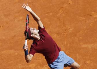 Federer dominant but Murray made to sweat in Monte Carlo