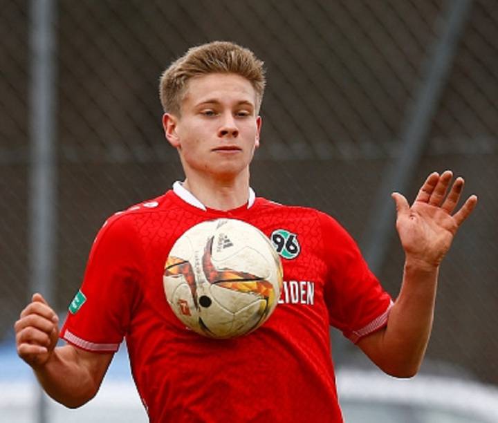 19-year-old Hannover 96 player, Niklas Feierabend, was tragically killed in a car crash