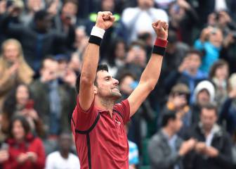 Djokovic mauls Thiem to reach fourth Roland Garros final