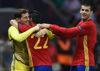 Nolito heads straight to Casillas to celebrate goal