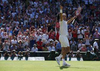 Federer responds to equal Connors’ Wimbledon record