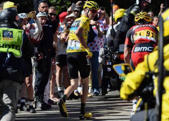 Froome crash leaves yellow jersey holder running