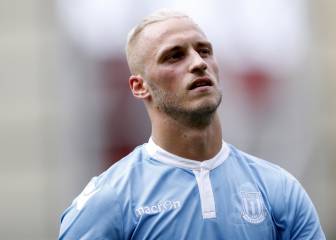 Arnautovic snubs Everton to stay on with Stoke