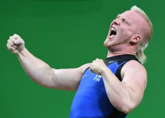 Mullet-haired weightlifter blacks out then falls off stage