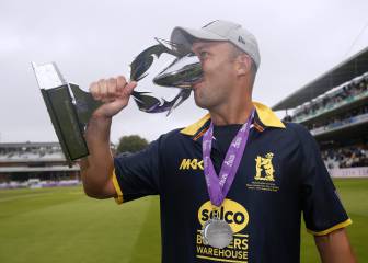 Warwickshire crush Surrey