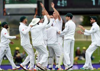Australia see unlucky Warner out as Proteas maintain grip