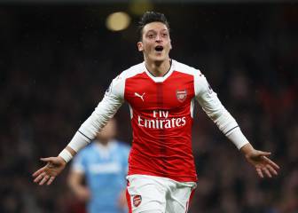Özil stunner sends Arsenal top