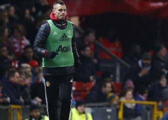 Schneiderlin, Depay frozen out as Manchester United exits loom