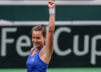 Czech Republic power past Spain into Fed Cup last four