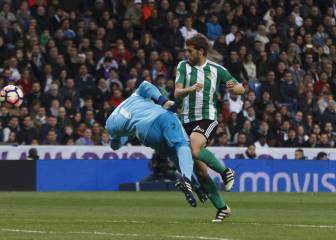 Ref Mateu fails to send Navas off despite clear red card foul