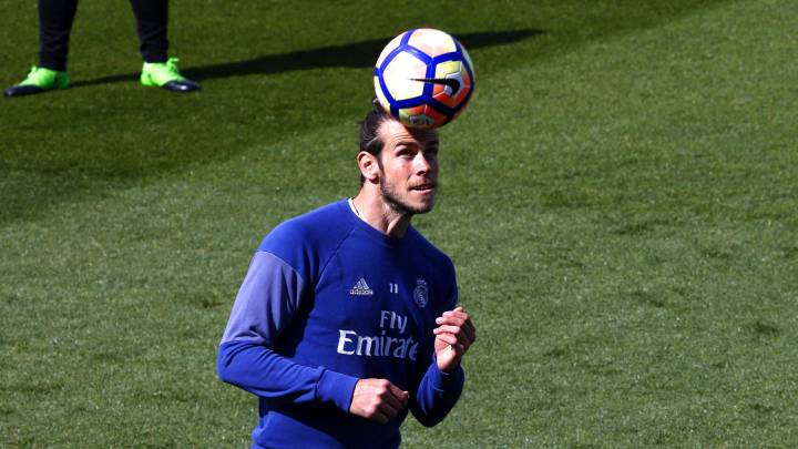Zidane opts for Bale over Isco for Real Madrid, while Barcelona coach Luis Enrique starts with Paco Alcácer in the absence of Neymar