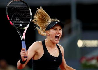 Bouchard stuns Sharapova to set up Kerber clash