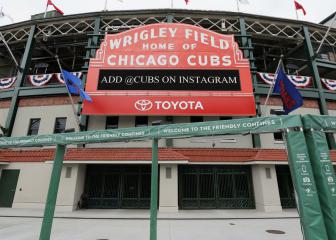 Chicago man dies after falling over railing at Wrigley Field