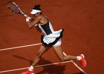 Muguruza begins French Open defence with Schiavone win